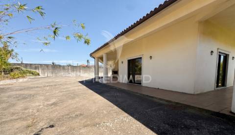 Moradia térrea de prestígio com jardim interior,  4 suítes e arquitetura de charme