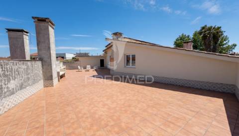 Moradia térrea de prestígio com jardim interior,  4 suítes e arquitetura de charme