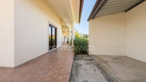 Moradia térrea de prestígio com jardim interior,  4 suítes e arquitetura de charme