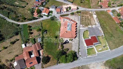 Moradia térrea de prestígio com jardim interior,  4 suítes e arquitetura de charme