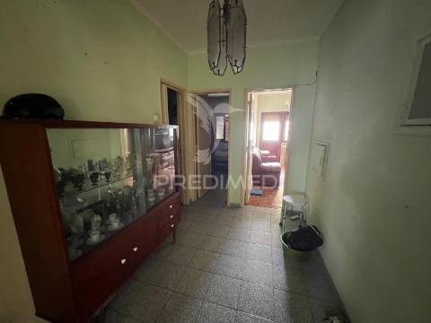 Apartamento t2 na cova da piedade – excelente potencial para remodelação