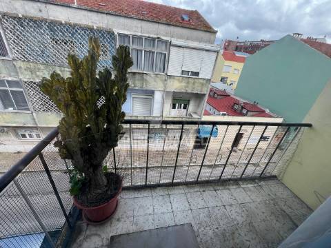 Apartamento t2 na cova da piedade – excelente potencial para remodelação