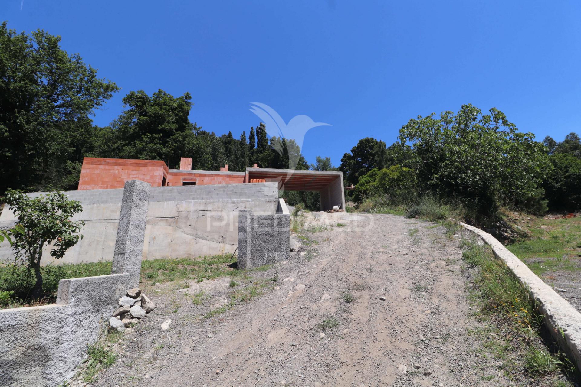 Moradia em estrutura - ponte de lima