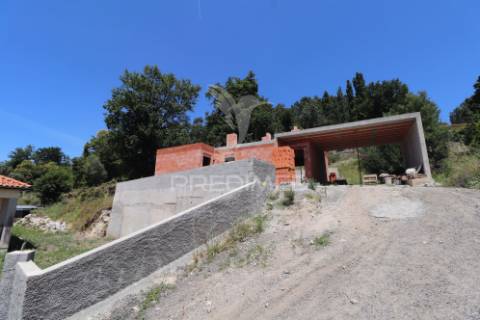 Moradia em estrutura - ponte de lima