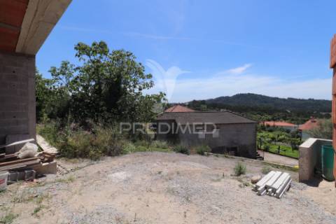 Moradia em estrutura - ponte de lima