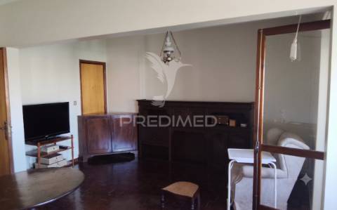 Excelente apartamento t4 em queluz - espaço, conforto e localização central