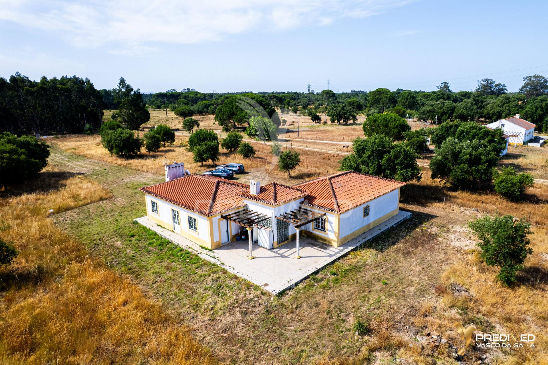 Herdade com 39500 m2 e habitação com 150 m2 de área coberta em ótimo estado de conservação