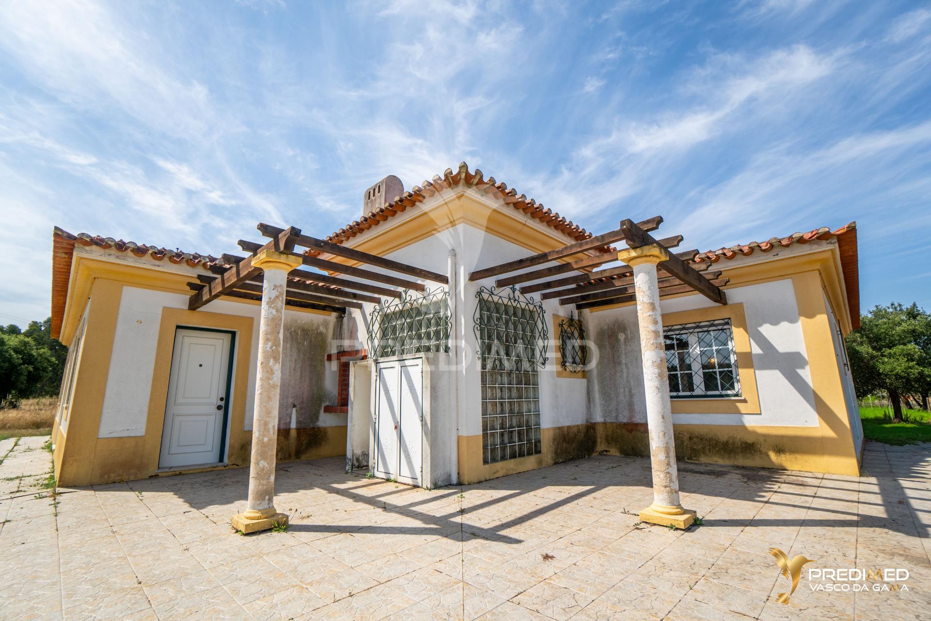 Herdade com 39500 m2 e habitação com 150 m2 de área coberta em ótimo estado de conservação