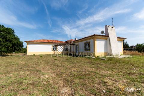 Herdade com 39500 m2 e habitação com 150 m2 de área coberta em ótimo estado de conservação