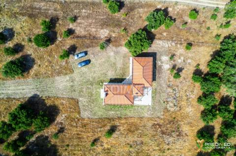 Herdade com 39500 m2 e habitação com 150 m2 de área coberta em ótimo estado de conservação