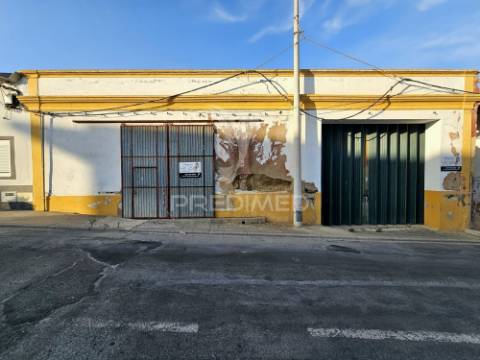 Garagem e armazém com 246 m² no centro de castro verde