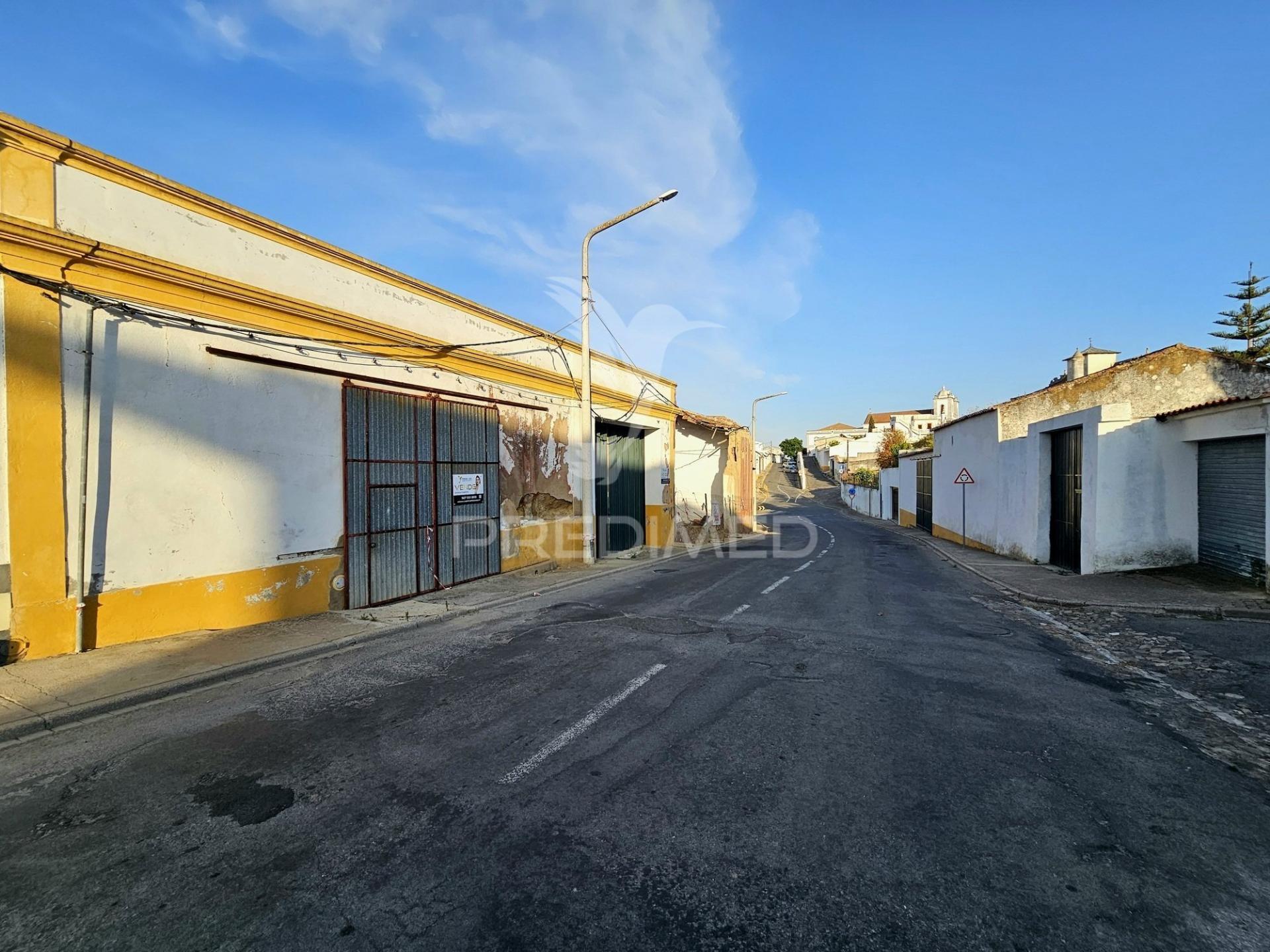 Garagem e armazém com 246 m² no centro de castro verde