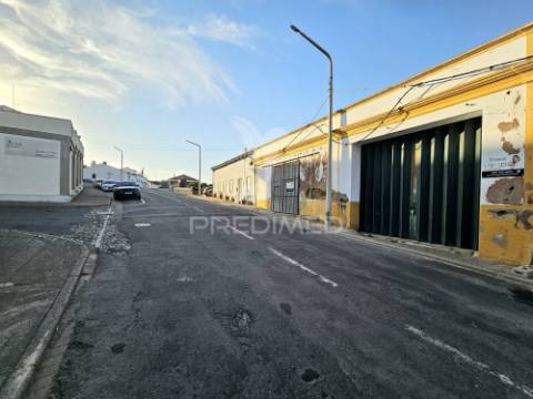 Garagem e armazém com 246 m² no centro de castro verde