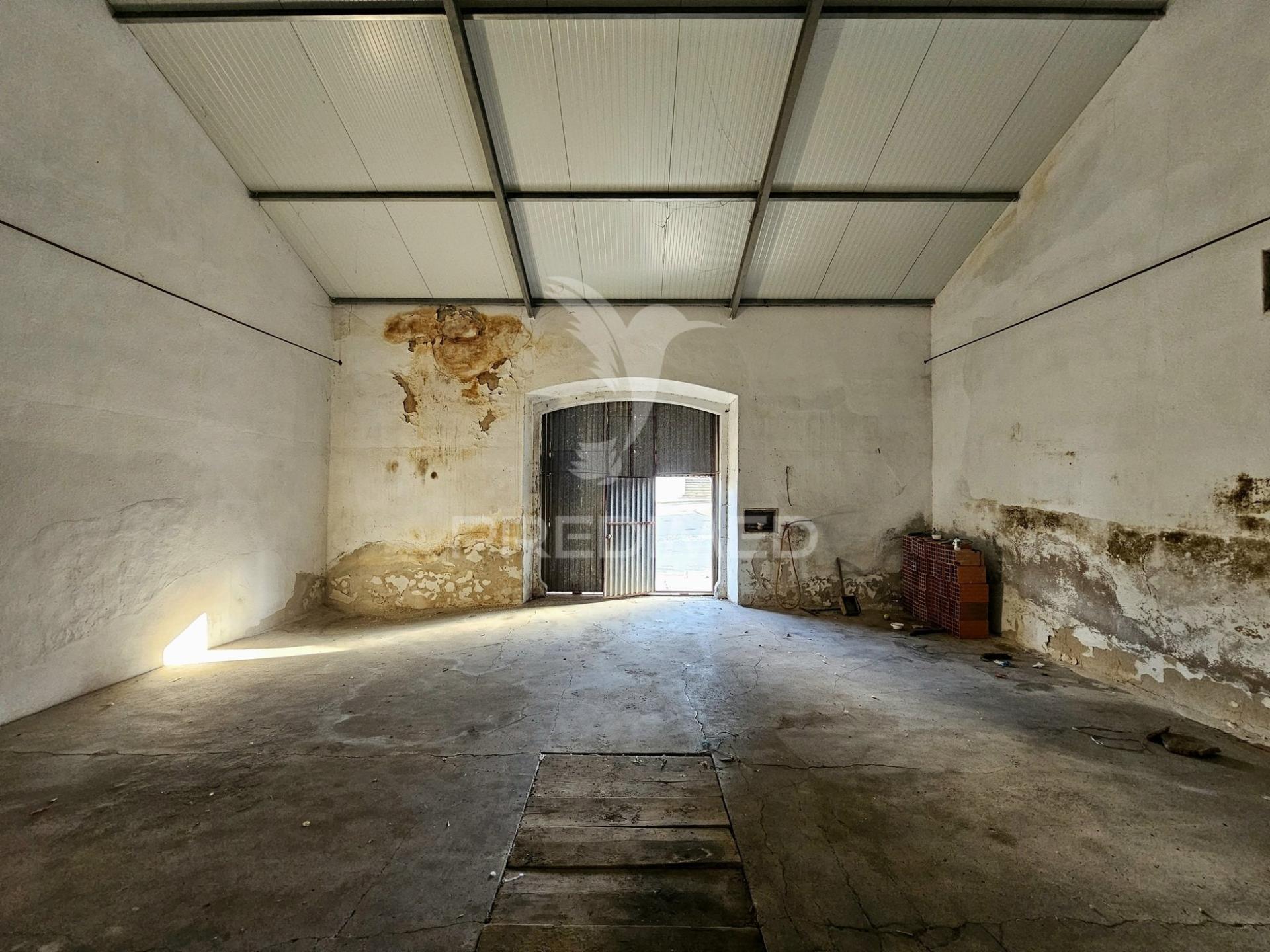 Garagem e armazém com 246 m² no centro de castro verde