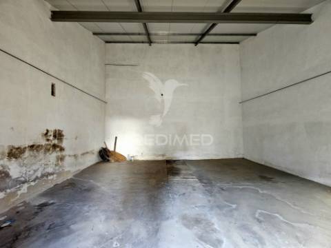 Garagem e armazém com 246 m² no centro de castro verde