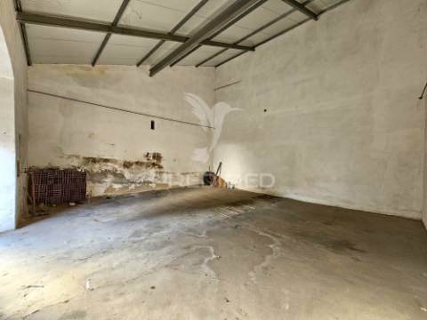 Garagem e armazém com 246 m² no centro de castro verde