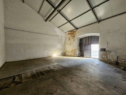 Garagem e armazém com 246 m² no centro de castro verde