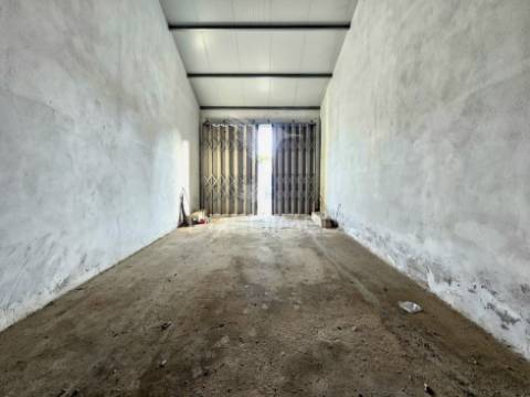 Garagem e armazém com 246 m² no centro de castro verde