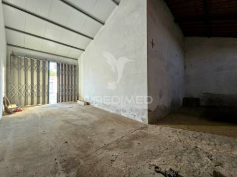 Garagem e armazém com 246 m² no centro de castro verde