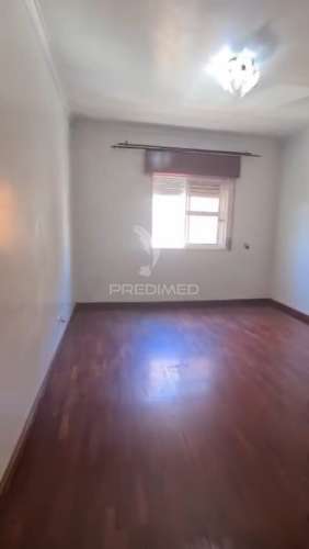 Apartamento t2 com 95 m² , áreas generosas, excelente luminosidade e localização privilegiada, algueirão - mem martins