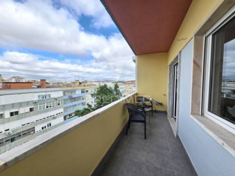 Apartamento t3 remodelado, com ótima varanda, em benfica