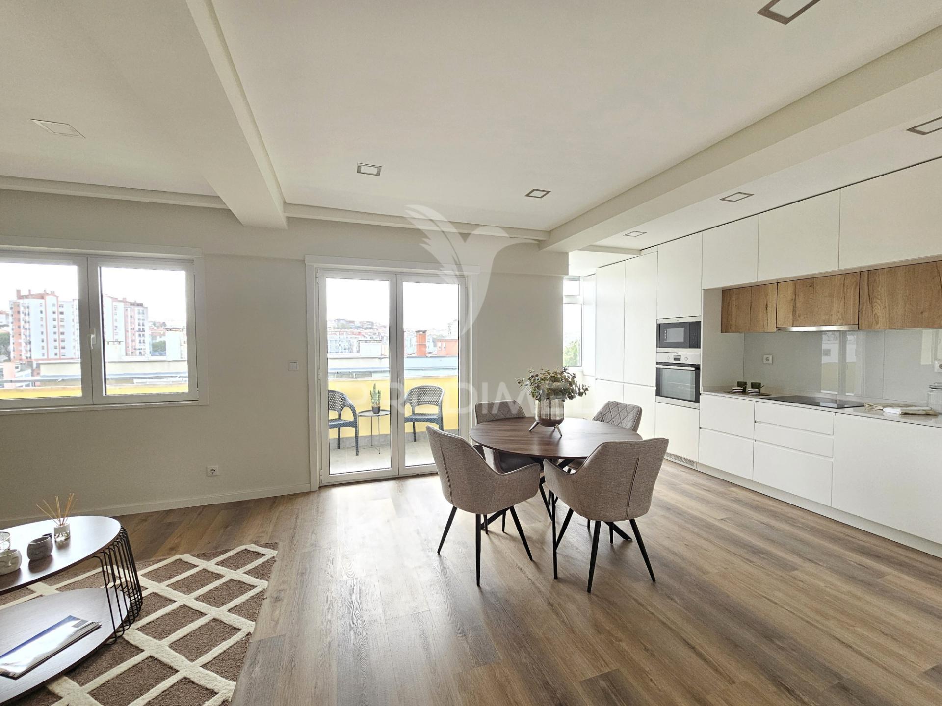 Apartamento t3 remodelado, com ótima varanda, em benfica