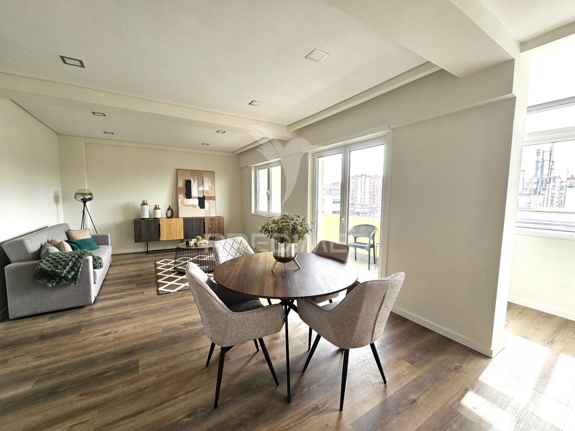 Apartamento t3 remodelado, com ótima varanda, em benfica