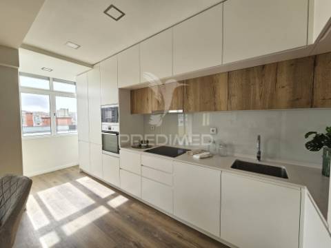 Apartamento t3 remodelado, com ótima varanda, em benfica