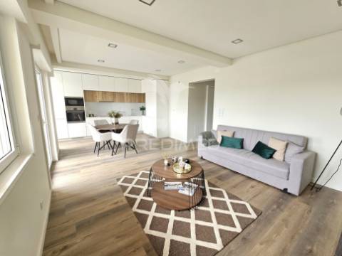 Apartamento t3 remodelado, com ótima varanda, em benfica