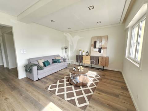 Apartamento t3 remodelado, com ótima varanda, em benfica