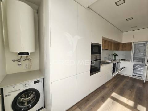 Apartamento t3 remodelado, com ótima varanda, em benfica