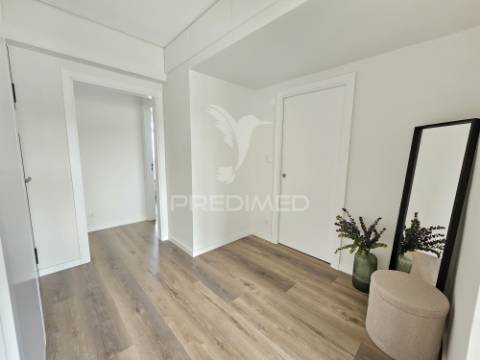 Apartamento t3 remodelado, com ótima varanda, em benfica