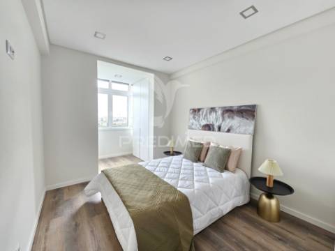 Apartamento t3 remodelado, com ótima varanda, em benfica