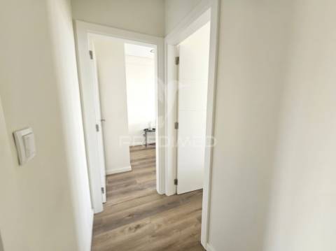 Apartamento t3 remodelado, com ótima varanda, em benfica