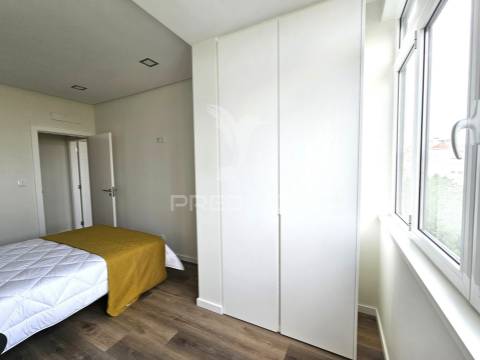 Apartamento t3 remodelado, com ótima varanda, em benfica