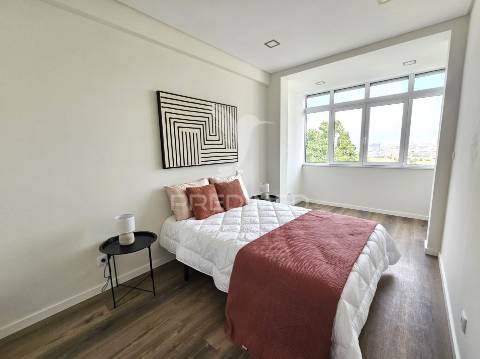 Apartamento t3 remodelado, com ótima varanda, em benfica
