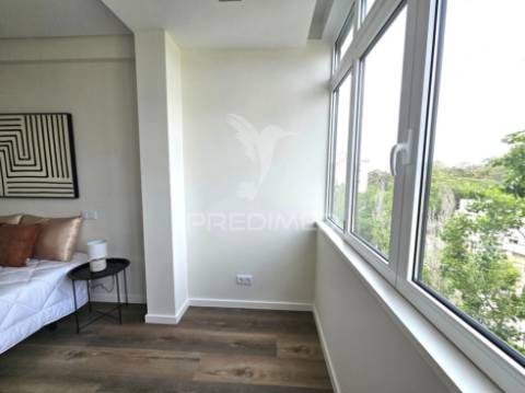 Apartamento t3 remodelado, com ótima varanda, em benfica