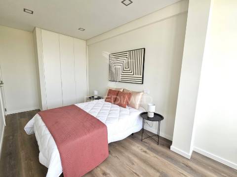 Apartamento t3 remodelado, com ótima varanda, em benfica