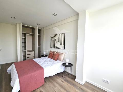 Apartamento t3 remodelado, com ótima varanda, em benfica