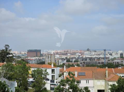Apartamento t3 remodelado, com ótima varanda, em benfica