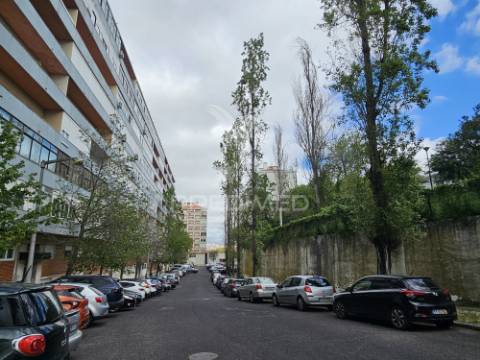 Apartamento t3 remodelado, com ótima varanda, em benfica