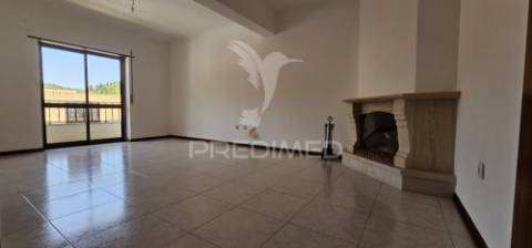 Apartamento t2 em alenquer com varanda e arrecadação