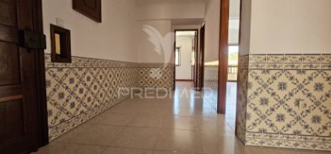 Apartamento t2 em alenquer com varanda e arrecadação