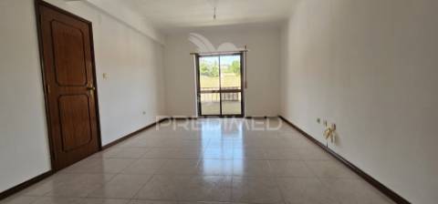 Apartamento t2 em alenquer com varanda e arrecadação