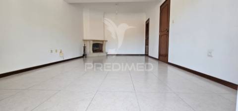 Apartamento t2 em alenquer com varanda e arrecadação