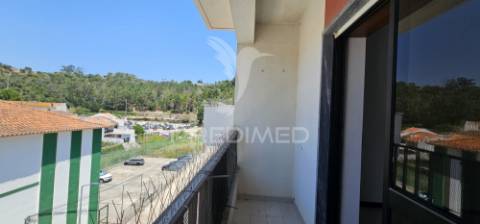 Apartamento t2 em alenquer com varanda e arrecadação