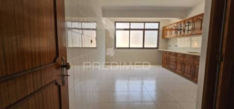 Apartamento t2 em alenquer com varanda e arrecadação