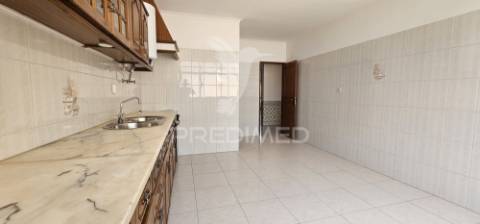 Apartamento t2 em alenquer com varanda e arrecadação