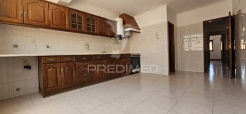Apartamento t2 em alenquer com varanda e arrecadação
