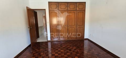 Apartamento t2 em alenquer com varanda e arrecadação